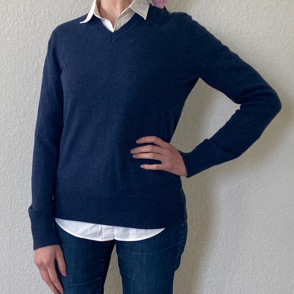 BANANA REPUBLIC BR Navy Blue 100% extra fine MERINO WOOL V Neck Sweater. Size: M - Picture 1 of 11